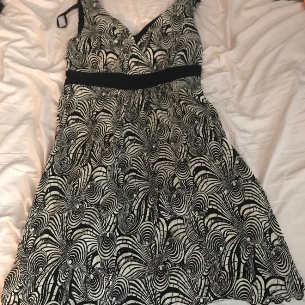 Black and White Swirl V neck dress